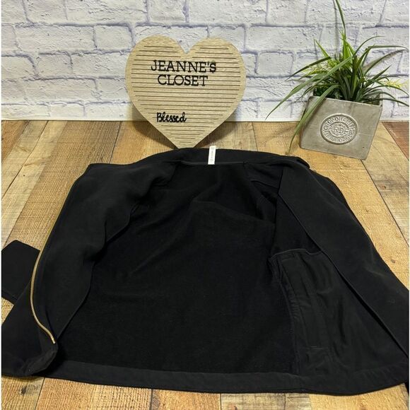 Lululemon Lab Shadow Jacket
Black size 4 - Picture 12 of 14